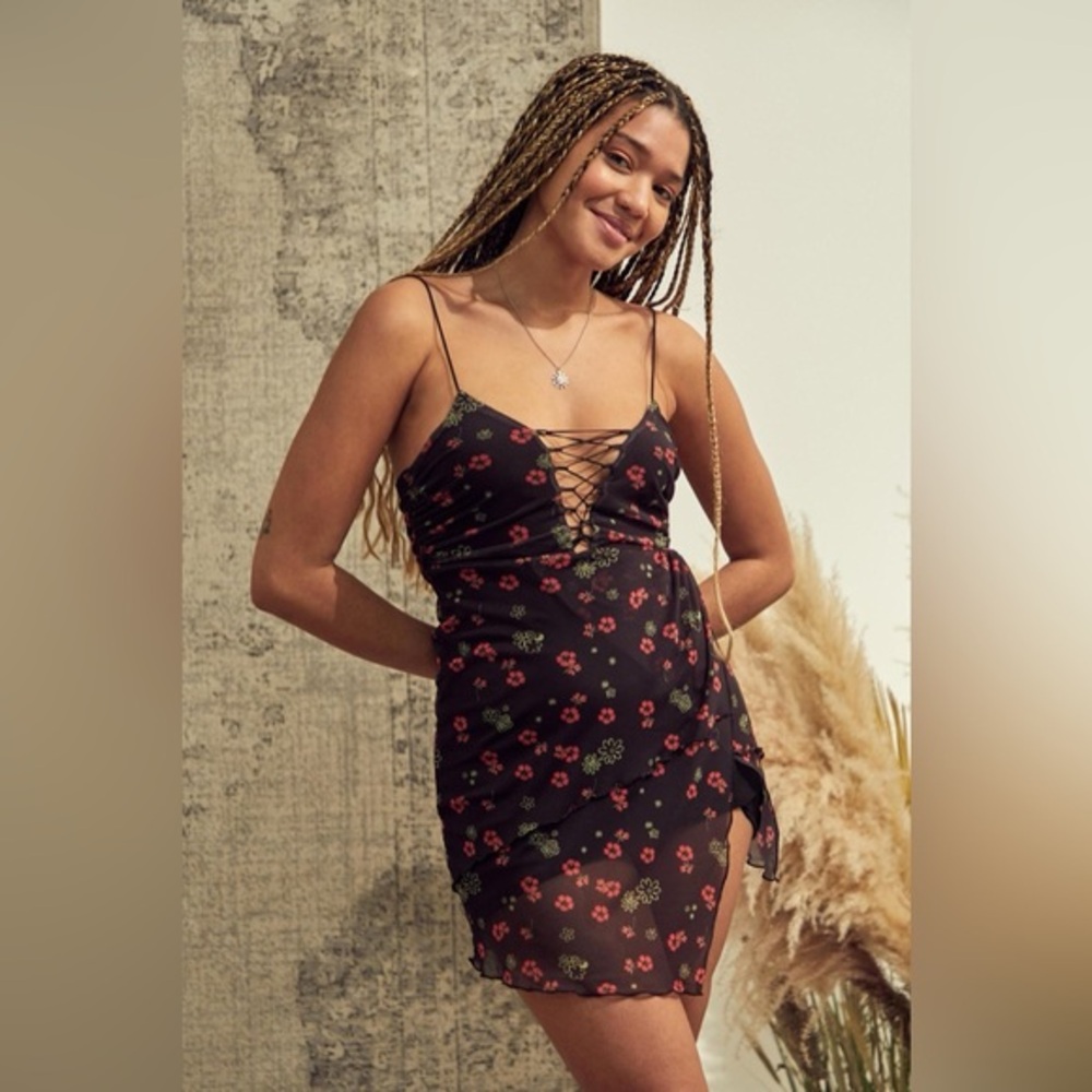 Urban Outfitters black red floral mini dress size small‎